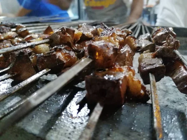 Shashlik Připravuje Gril Dřevěném Uhlí Shashlik Nebo Shish Kebab Populární — Stock fotografie