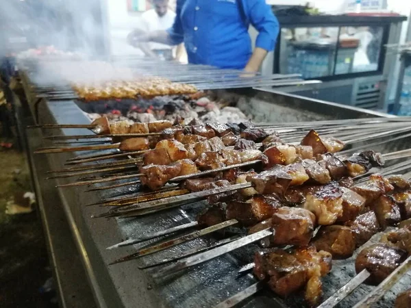 Shashlik Mangal Kömürü Için Izgara Hazırlıyor Şiş Kebap Şiş Kebap — Stok fotoğraf