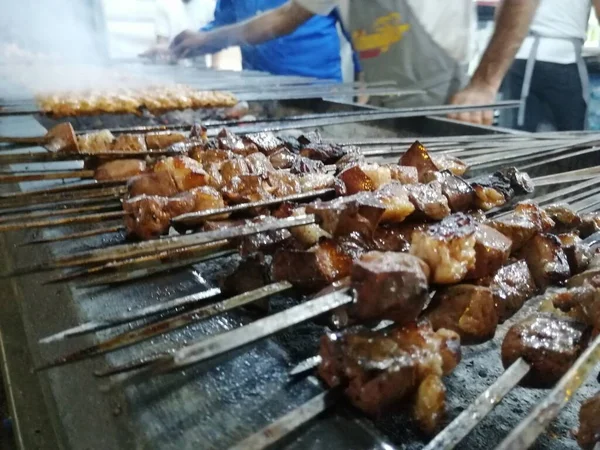 Shashlik Mangal Kömürü Için Izgara Hazırlıyor Şiş Kebap Şiş Kebap — Stok fotoğraf