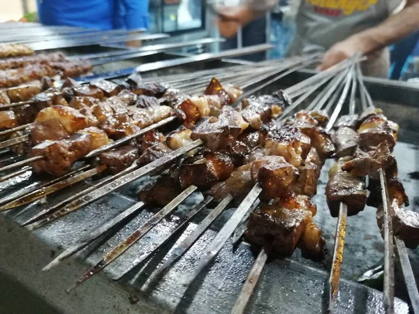 Shashlik Mangal Kömürü Için Izgara Hazırlıyor Şiş Kebap Şiş Kebap — Stok fotoğraf