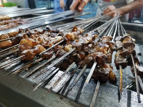 Shashlik准备用木炭烧烤 Shashlik或Shish Kebab在东欧很受欢迎 — 图库照片