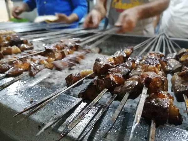 Shashlik Mangal Kömürü Için Izgara Hazırlıyor Şiş Kebap Şiş Kebap — Stok fotoğraf