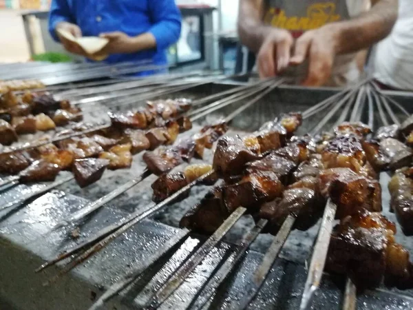 Shashlik Mangal Kömürü Için Izgara Hazırlıyor Şiş Kebap Şiş Kebap — Stok fotoğraf