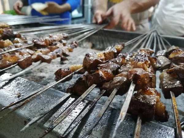 Shashlik Przygotowuje Grilla Nad Węglem Drzewnym Shashlik Lub Shish Kebab — Zdjęcie stockowe