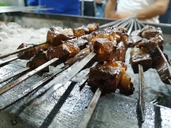 Shashlik Mangal Kömürü Için Izgara Hazırlıyor Şiş Kebap Şiş Kebap — Stok fotoğraf