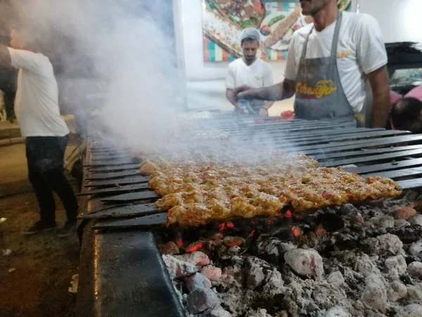 Cozinhar Kebabs Adana Grelha Estilo Restaurante — Fotografia de Stock