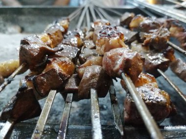 Shashlik mangal kömürü için ızgara hazırlıyor. Şiş kebap ya da Şiş kebap Doğu Avrupa 'da popüler..