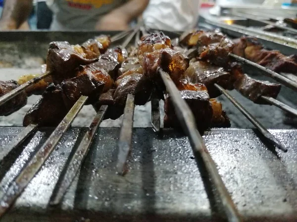 Shashlik Mangal Kömürü Için Izgara Hazırlıyor Şiş Kebap Şiş Kebap — Stok fotoğraf