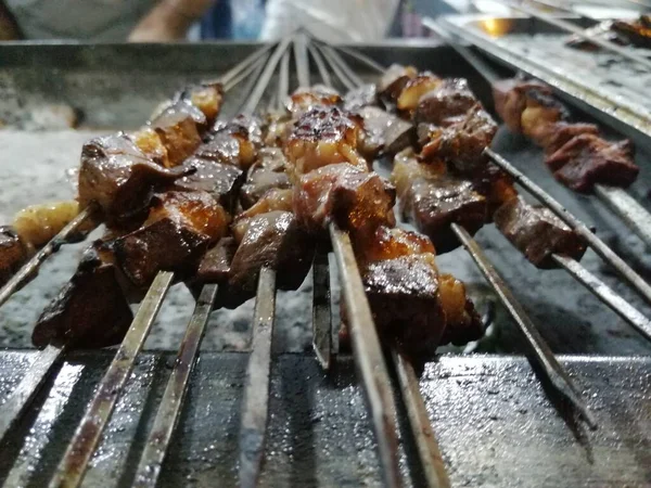 Shashlik Připravuje Gril Dřevěném Uhlí Shashlik Nebo Shish Kebab Populární — Stock fotografie