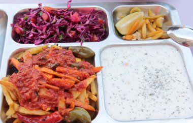 Sıcak ve lezzetli karışık sebze tabağı