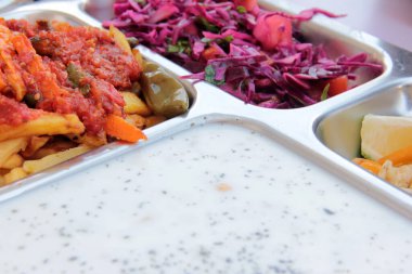 Sıcak ve lezzetli karışık sebze tabağı