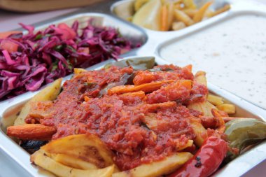 Sıcak ve lezzetli karışık sebze tabağı