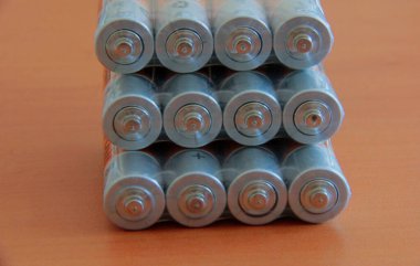 Bir paket AA pil izole edilmiş.