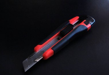 Siyah arka planda bir bıçak.