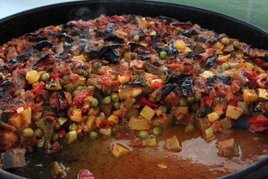 Sıcak ve lezzetli karışık sebze tabağı