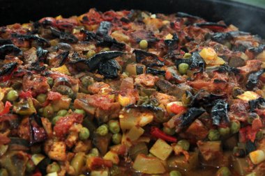 Sıcak ve lezzetli karışık sebze tabağı