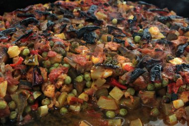 Sıcak ve lezzetli karışık sebze tabağı