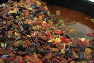 Sıcak ve lezzetli karışık sebze tabağı