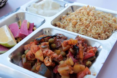 Sıcak ve lezzetli karışık sebze tabağı