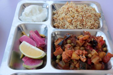 Sıcak ve lezzetli karışık sebze tabağı