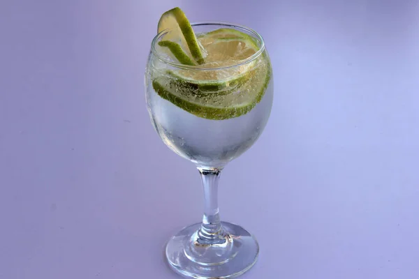 Mineralvatten Och Citron Glaskopp — Stockfoto