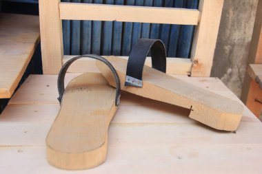 Güzel ve renkli ahşap tabureler