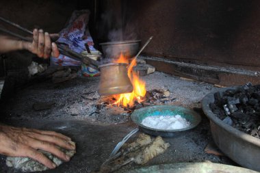 Bakır maddeyi geleneksel Türk tenekesiyle kaplayan adam