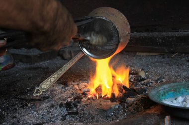 Bakır maddeyi geleneksel Türk tenekesiyle kaplayan adam
