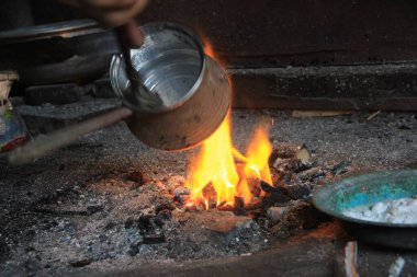 Bakır maddeyi geleneksel Türk tenekesiyle kaplayan adam