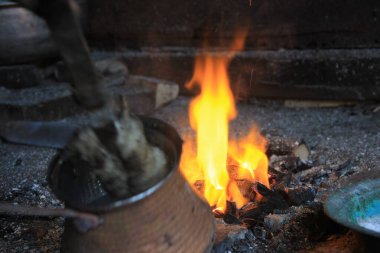 Bakır maddeyi geleneksel Türk tenekesiyle kaplayan adam