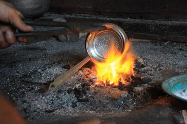 Bakır maddeyi geleneksel Türk tenekesiyle kaplayan adam