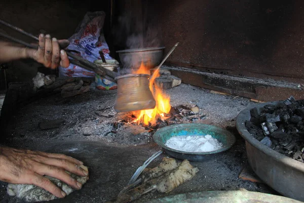 Mann Bedeckt Kupfergegenstand Mit Feurigem Zinn Traditionellem Türkischem Zinn — Stockfoto