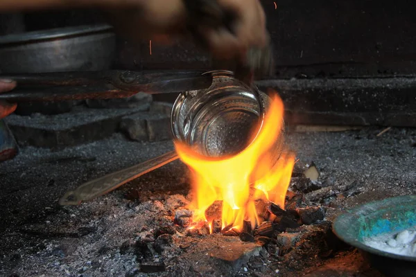 男は燃えるような錫 伝統的なトルコの錫で銅オブジェクトをカバー — ストック写真