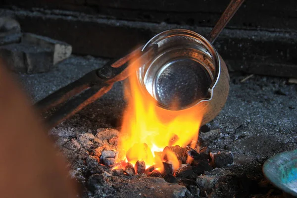 用火热的铁罐盖住铜物体的人 传统的土耳其铁罐 — 图库照片