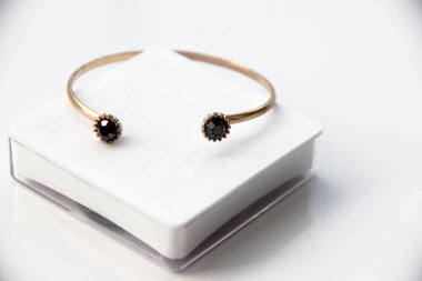 Modern, şık ve şık mücevherler.