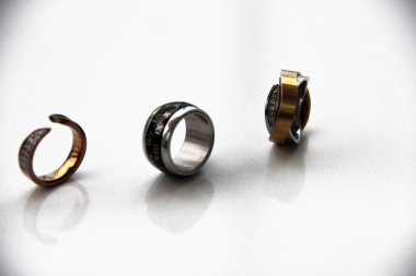 Modern, şık ve şık mücevherler.