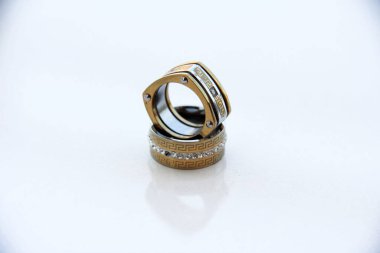 Modern, şık ve şık mücevherler.