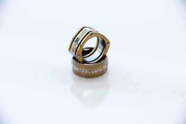 Modern, şık ve şık mücevherler.