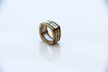 Modern, şık ve şık mücevherler.