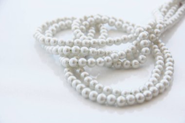 Modern, şık ve şık mücevherler.