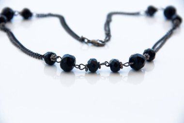 Modern, şık ve şık mücevherler.