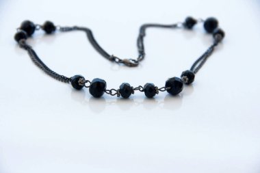 Modern, şık ve şık mücevherler.