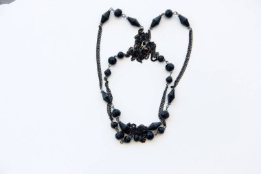 Modern, şık ve şık mücevherler.