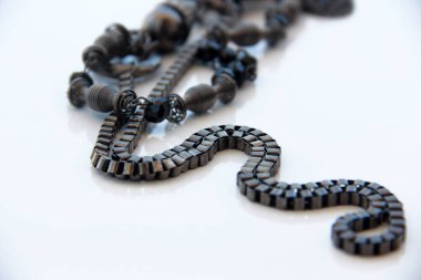 Modern, şık ve şık mücevherler.