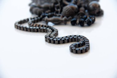 Modern, şık ve şık mücevherler.