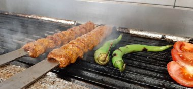 Lezzetli Adana kebabı ve salata