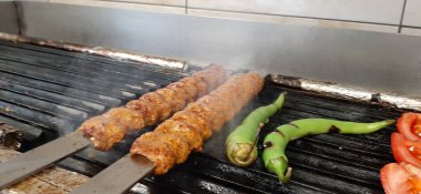 Lezzetli Adana kebabı ve salata