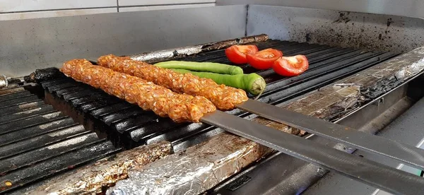 Ízletes Adana Kebab Saláták — Stock Fotó