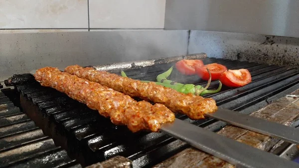 Ízletes Adana Kebab Saláták — Stock Fotó