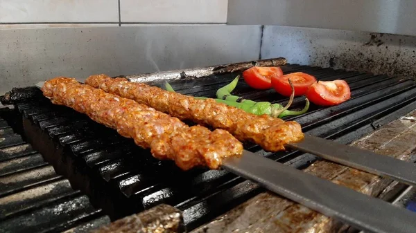 Köstliche Adana Kebab Und Salate — Stockfoto